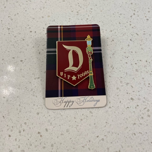 NEW Disney VIP Tour Pin Holiday Exclusive Edition - Picture 2 of 4